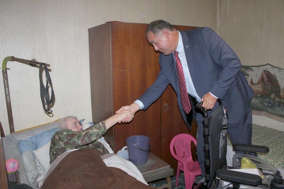 Болен мъж от Свещари получи подарък - инвалидна количка