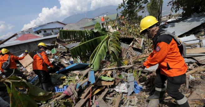 Индонезийски спасители откриха телата на 34 студенти по теология в