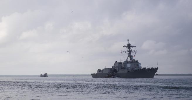Китайски боен кораб е принудил американски разрушител да смени курса
