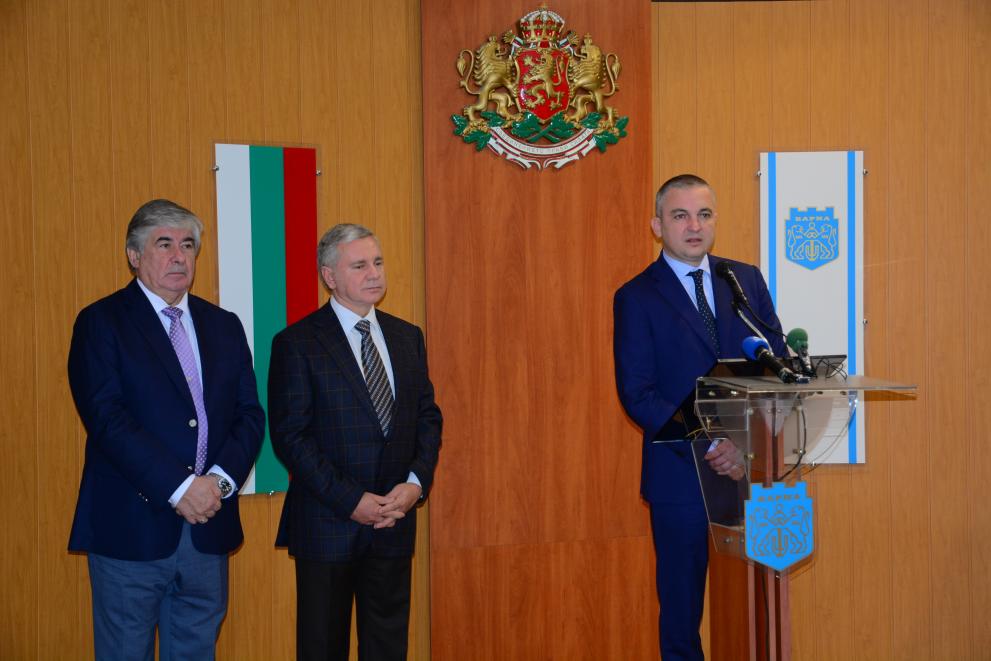 От дясно наляво: Кметът на Варна Иван Портних, министърът в правителството на Москва Сергей Черьомин и  посланикът на Руската федерация у нас Н. Пр. Анатолий Макаров,