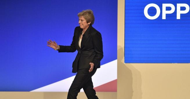 Британският премиер Тереза ​​Май потанцува на сцената преди речта си на годишната