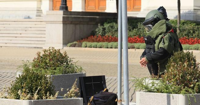 Сигнал за изоставен багаж пред сградата на Народното събрание от