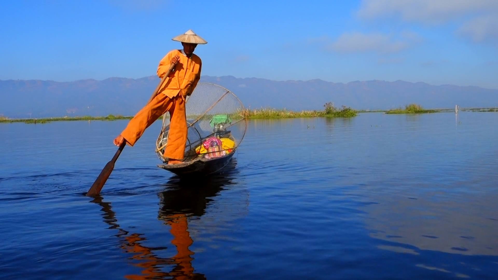 Сладководното езеро Инле е второто по големина в Мианмар с площ от 116 km2 и едно от най-високо разположените, с надморска височина от 880 метра.

Този необикновен воден басейн е дом на редица ендемични видове. Установени са над двадесет вида охлюви и девет вида риби, които не се срещат никъде другаде по света.