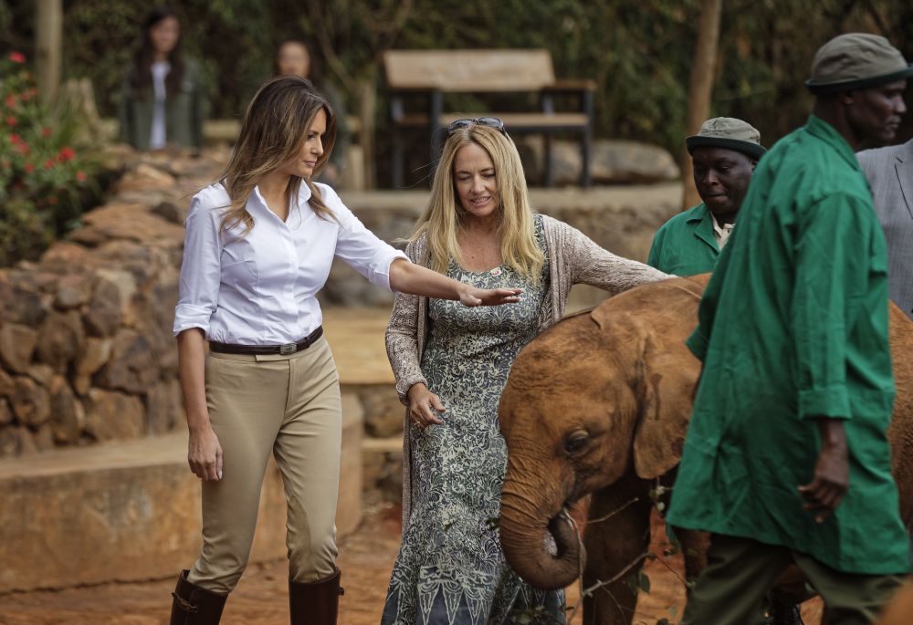 Американската първа дама продължава обиколката си в Африка