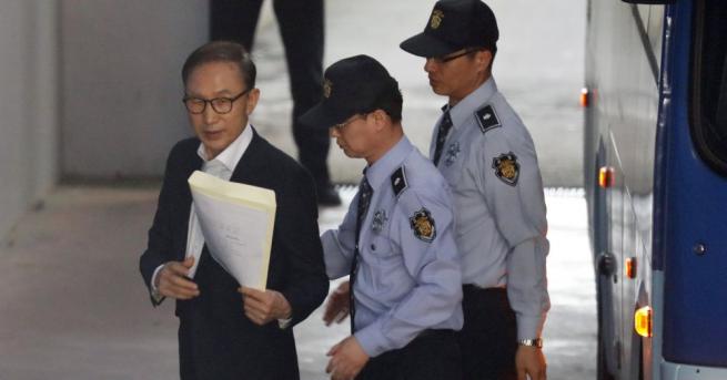 Бившият южнокорейски президент И Мюн бак беше осъден на 15 години затвор