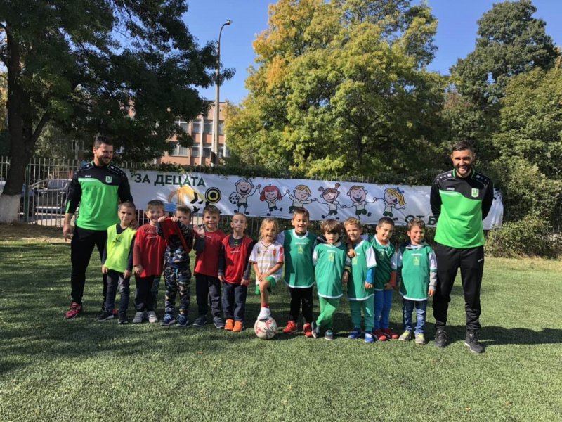 Емил Костадинов откри футболен терен в детска градина1