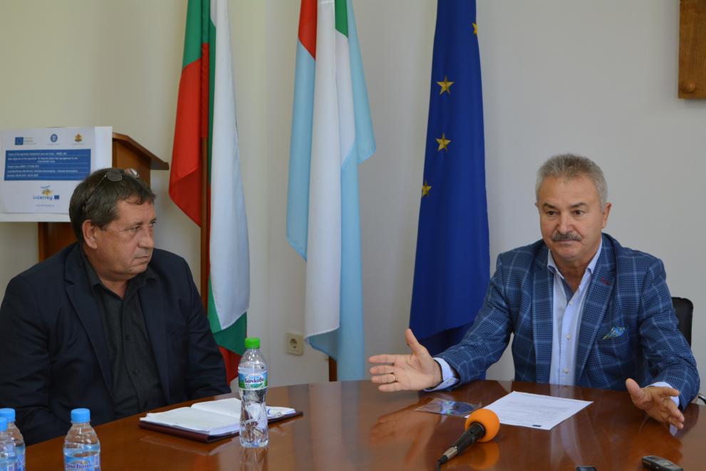 Кметът на Монтана Златко Живков и зам.-кметът на Моцацей Бубиян Барбулеску.