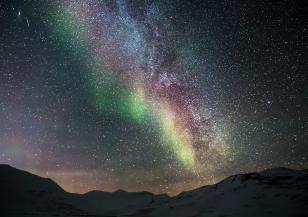 Северно сияние озари небето над Аляска