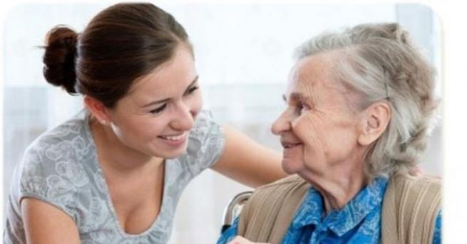 Правителството отпусна финансиране за личните асистенти и домашните помощници на