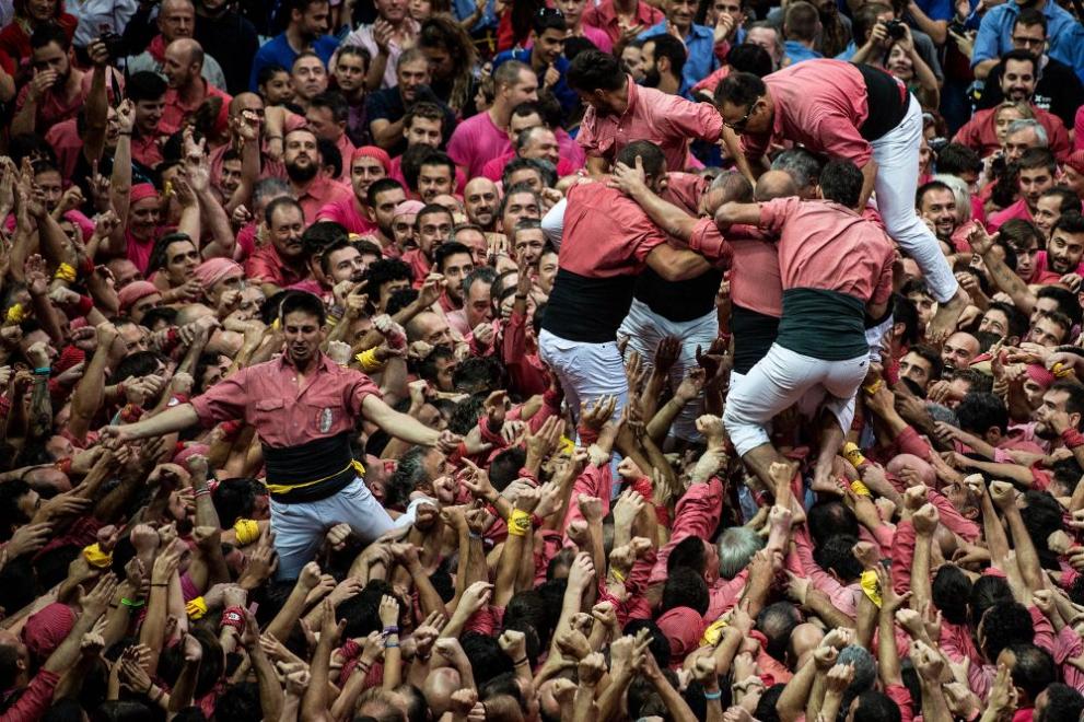  Отборите се конкурират в построяването на най-високите и най-сложните човешки кули 