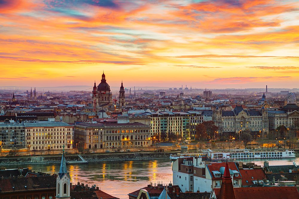 Столицата на Унгария е съставена от два исторически града – Буда и Пеща, разположени на двата бряга на река Дунав. Със своята богата история, Будапеща може да предложи много атрактивни забележителности, които да разгледате