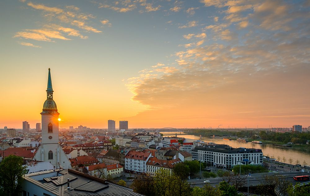 Братислава е най-малката от четирите европейски столици, разположен по бреговете на река Дунав. Този регион е обявен за третият по благосъстояние в Европейския съюз. Братислава ви предлага отличен климат, красиви замъци и величествени катедрали.