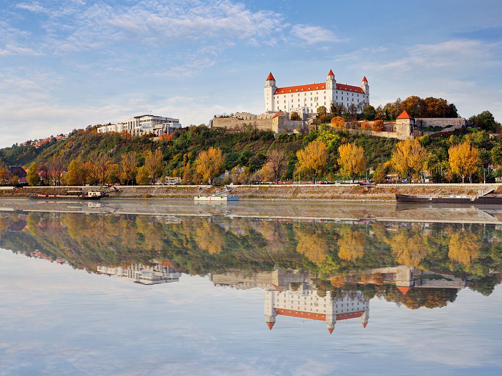 Братислава е най-малката от четирите европейски столици, разположен по бреговете на река Дунав. Този регион е обявен за третият по благосъстояние в Европейския съюз. Братислава ви предлага отличен климат, красиви замъци и величествени катедрали.