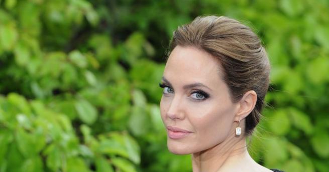 Най големият син на холивудската красавица Анджелина Джоли стартира първата си