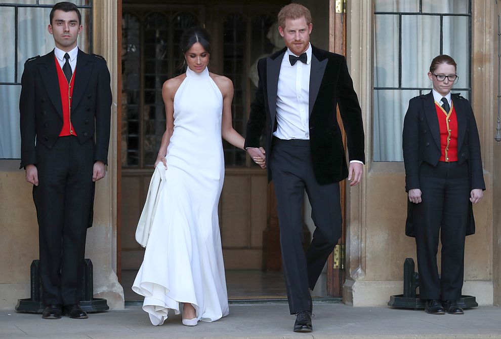  За вечерния банкет брачната половинка на принц Хари облече зашеметяваща втора булчинска рокля, дело на дизайнерката Стела Макартни 
