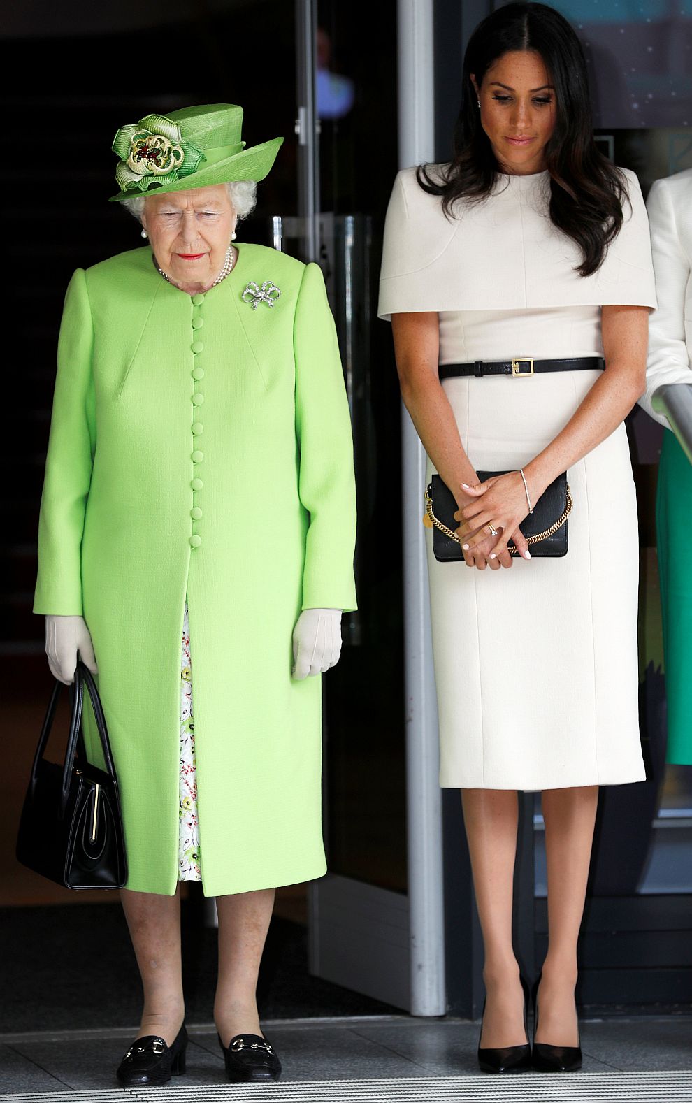 Първият официален съвместен ангажимент на Меган с кралицата бе на 14 юни тази година в графство Чешър. Херцогинята на Съсекс избра за този своеобразен свой дебют кремава рокля с пелерина, дело на дизайнерката на булчинската ѝ рокля Клеър Уейт Келър, работеща за „Живанши“.