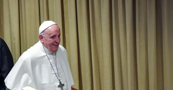 Папа Франциск се е спънал и паднал но без сериозни