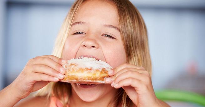 Прекаляването със сладки храни и напитки  предразполага децата към прояви