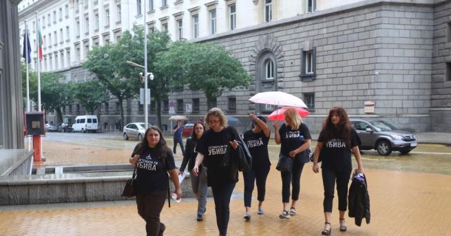 Протестиращите майки на деца с увреждания ще нощуват пред Министерски