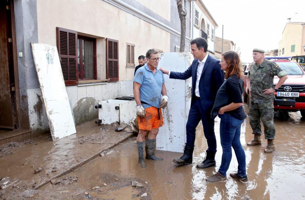 Испанският премиер Педро Санчес при пострадалите от наводненията