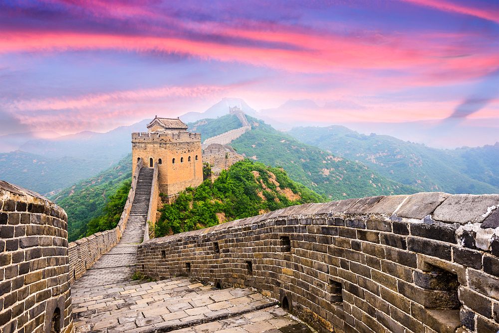 Великата китайска стена е един от символите на Китай. Реално стената не е една, а е съвкупност от много стени и укрепления, които са строени от различни династии в продължение на дълги години. Съответно и материалите, с които е строена стената, са били различни - кал , дървета, камъни и тухли. Целта да започне строежа на Великата китайска стена е била да пази страната от чужди нашествия.<br>
<br>
 