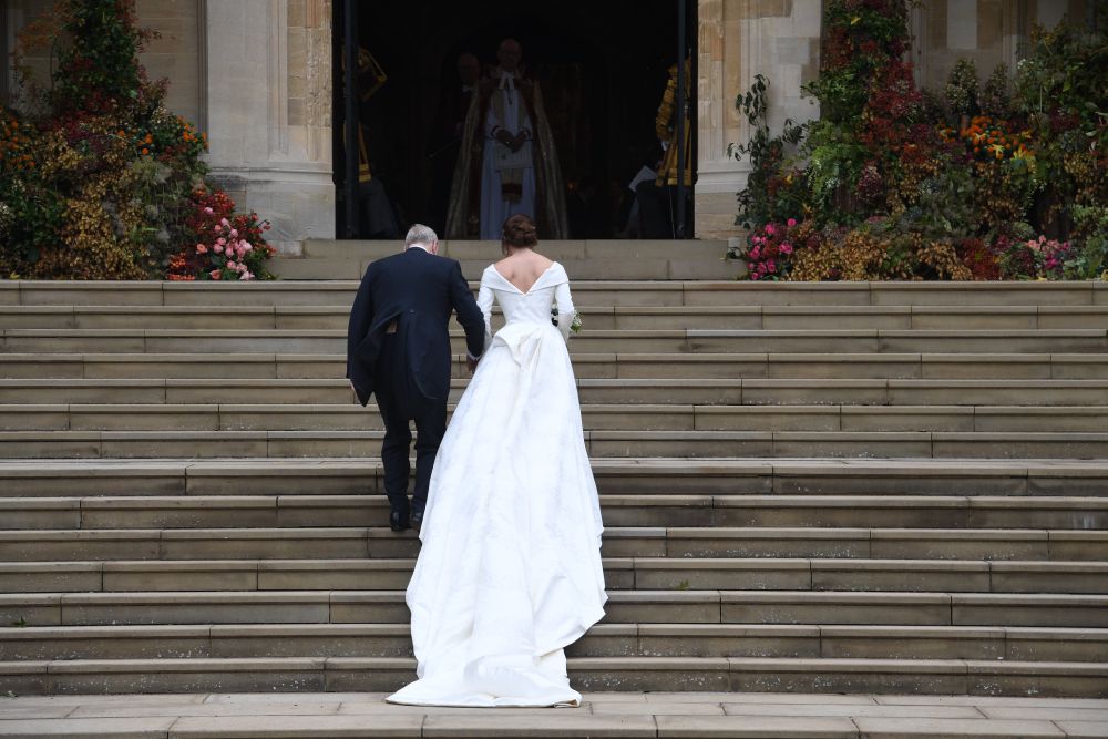 Принцесата носеше тиара със смарагди, която ѝ беше предоставена за случая от Елизабет Втора