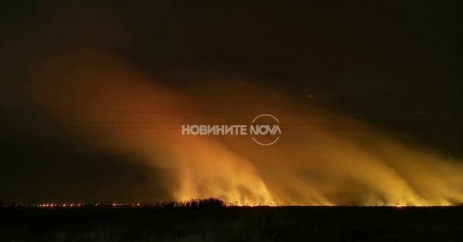 Сухи треви горят на голяма площ в обработваеми земи край