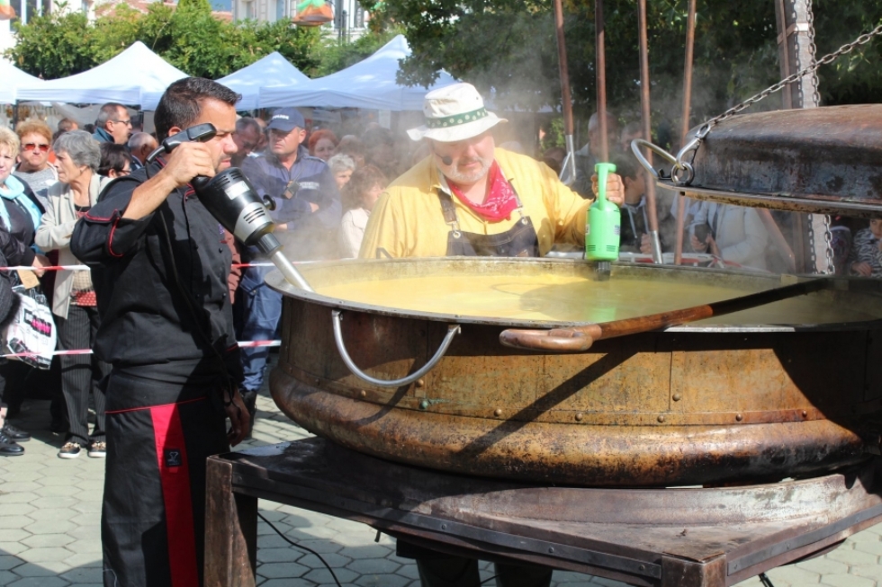 Огромен казан с вкусна тиквена крем супа приготви Ути Бъчваров на XIV празник на тиквата в Севлиево.
