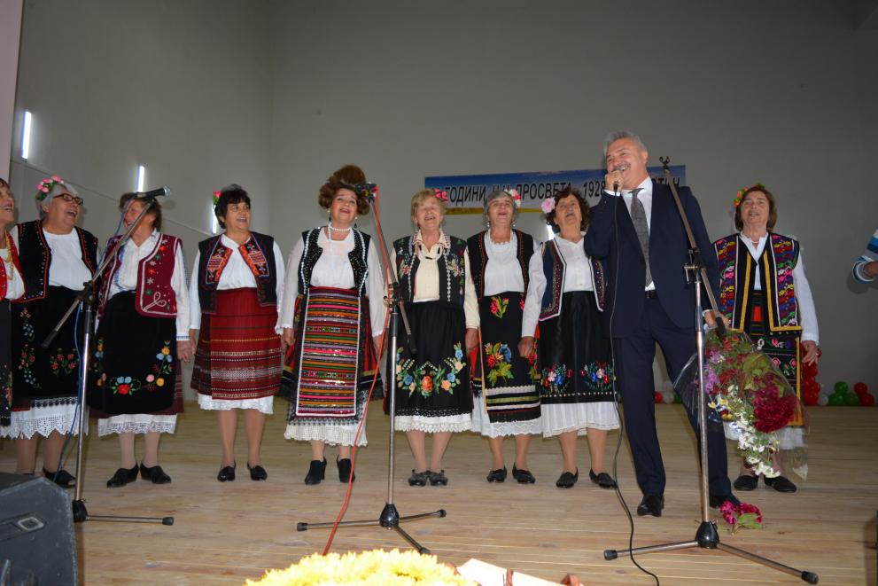 Кметът Златко Живков пя пред събралите се гости в Славотин.