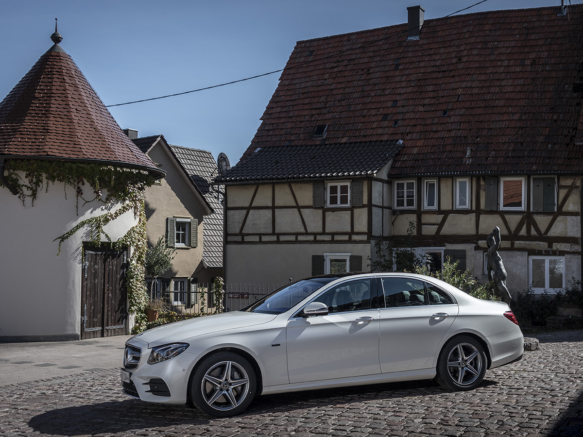 Електрическото бъдеще на Mercedes-Benz започва сега, а ние можем да се похвалим, че имахме възможността да го тестваме: ще ви представим първо хибридите S 560e и E 300e & 300de, а скоро след това и водородно-електрическото чудо GLC F-CELL.