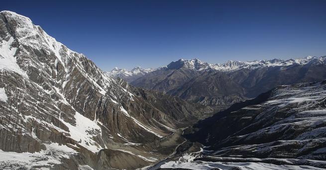 Седем алпинисти сред които четирима южнокорейци и двама техни непалски