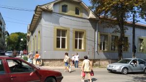 пресичане пешеходци