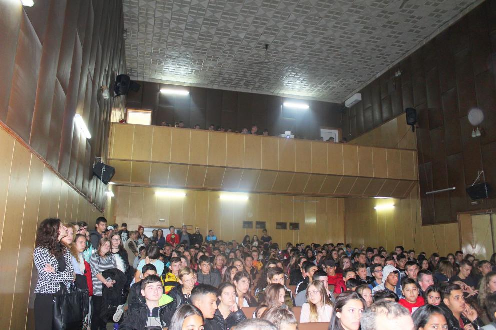 С препълнена зала в Исперих започнаха прожекциите на "Българска рапсодия"