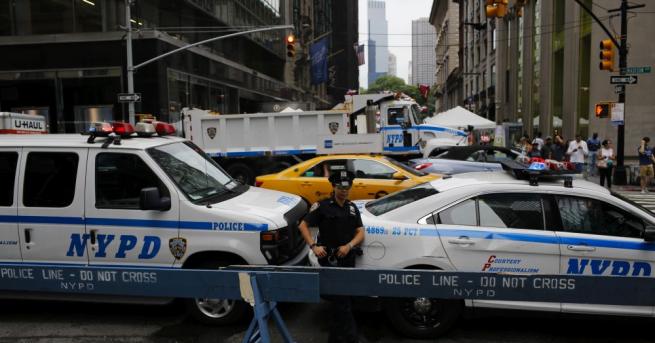 Нюйоркската полиция издирва мъж който изпуснал годежния пръстен докато правел