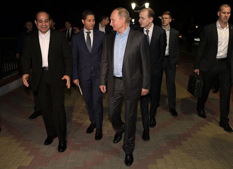  Руският президент Владимир Путин и египетският му сътрудник Абдел Фатах ас Сиси се разходиха по крайбрежната улица на Сочи 