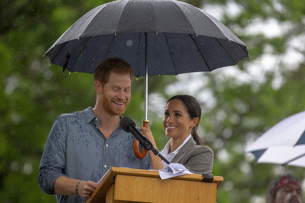 Принц Хари и съпругата му Меган бяха посрещнати от проливен дъжд при срещата си със засегнати от сушата австралийски фермери