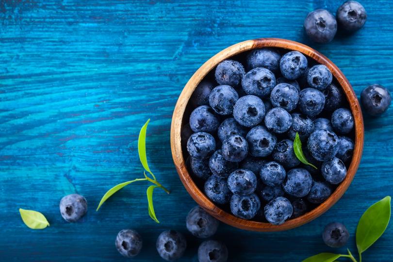 <p>Червени, сини и черни плодчета</p>

<p>Колкото повече различни по цвят плодове ядете, толкова по-добре. Сега е моментът на боровинките, малините, френскоот грозде, горските ягоди.</p>

<p>Богати са на полифеноли, които предпазват от рак. Подобряват вида и здравето на кожата, така че можем да ги сметнем дори за козметичен продукт 😉</p>