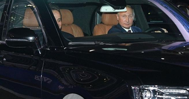 Владимир Путин повози президента на Египет по писта за Формула