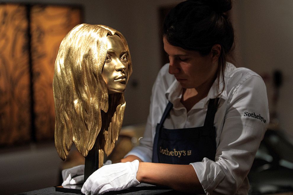  Изваяната от злато глава на Кейт Мос беше продадена на търг за 486 000 $ 