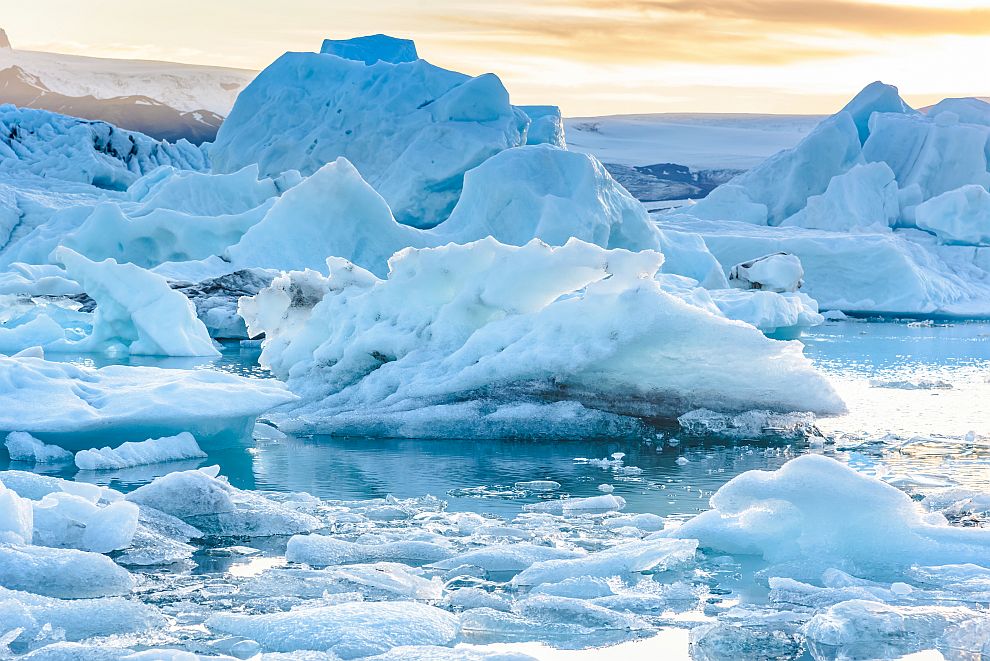Данните сочат, че от 1958 година дебелината на ледената покривка в Арктика е станала три пъти по-малка
