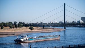 Трафикът по река Рейн който е изключително затруднен поради ниското