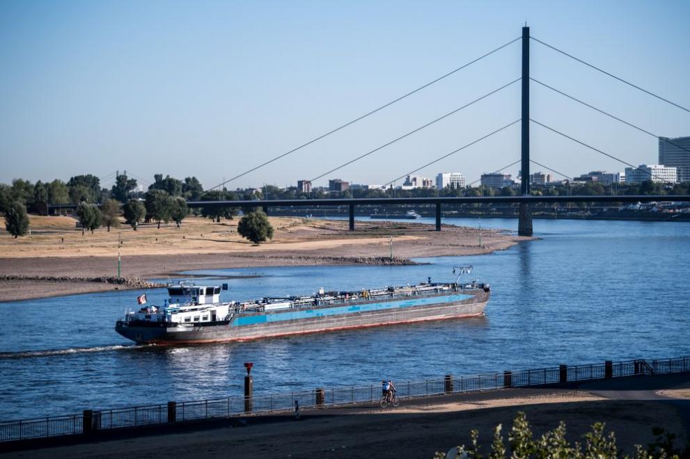 Трафикът по река Рейн който е изключително затруднен поради ниското