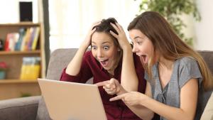 жени щастливи радост лотария компютър