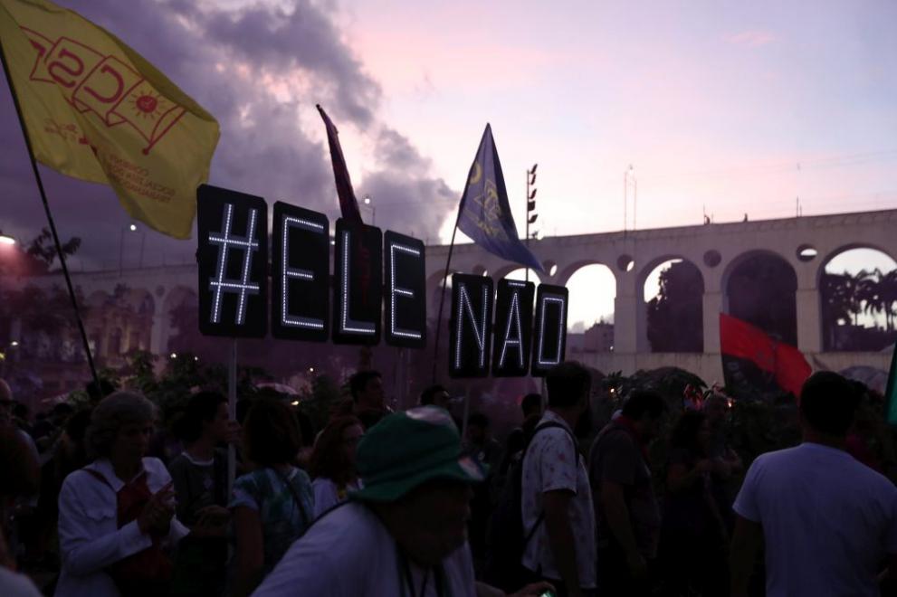 Хиляди се събраха на протести срещу фаворита в бразилските президентски избори