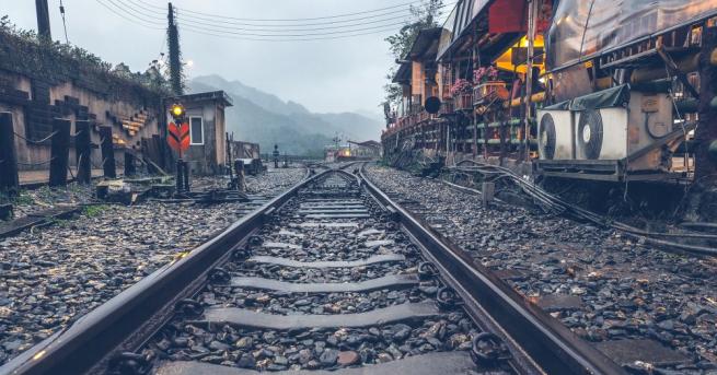 Най малко 17 души загинаха при дерайлиране на влак в източната