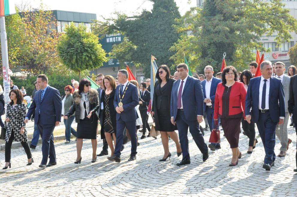 В празничното шествие по повод Деня на Кърджали се включиха кметът Хасан Азис, председателят на парламента Цвета Караянчева, председателят на Общинския съвет Раиф Мустафа.