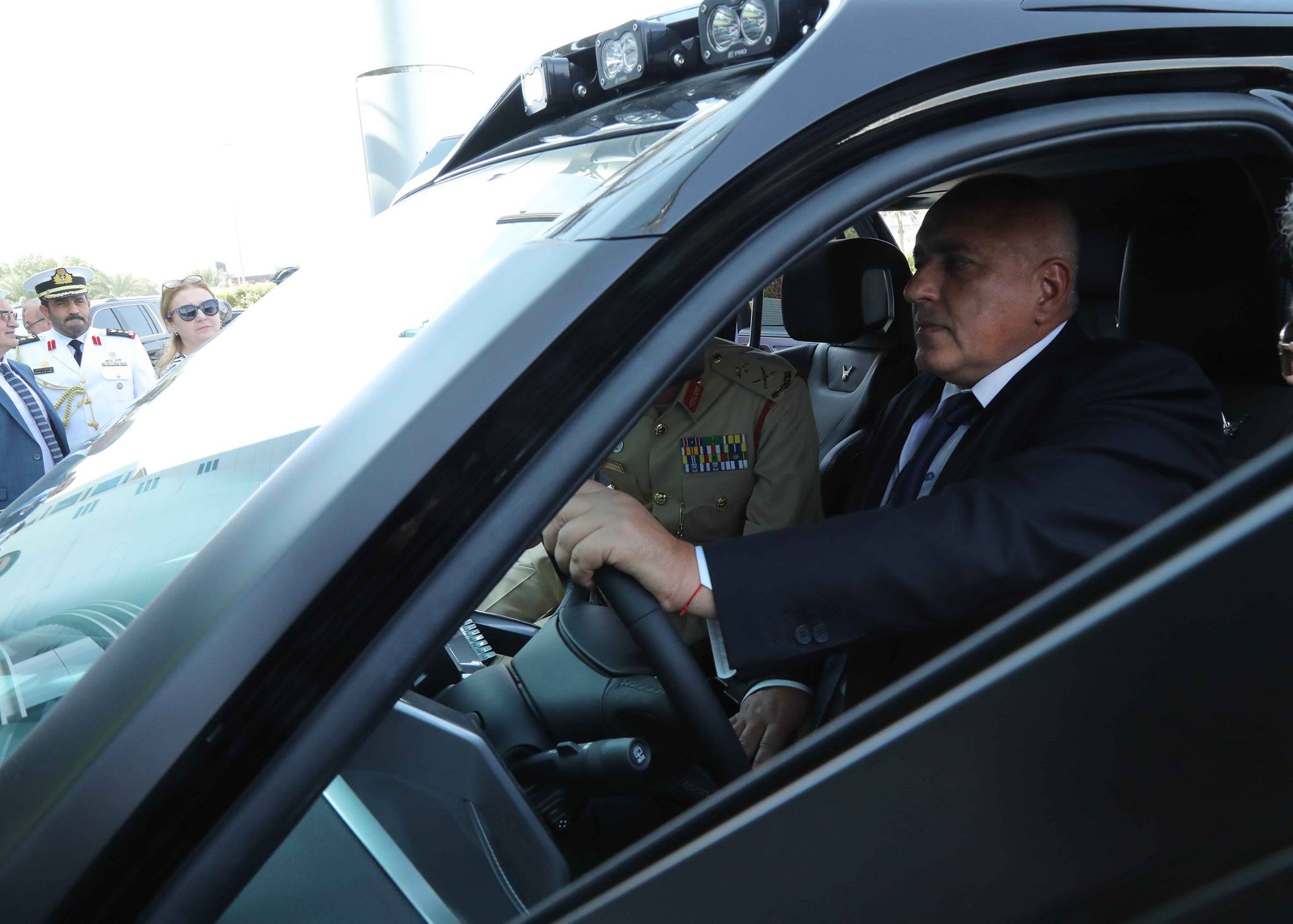 Премиерът Бойко Борисов посети Центъра по операциите на полицията в Дубай и там подкара луксозна патрулна кола.