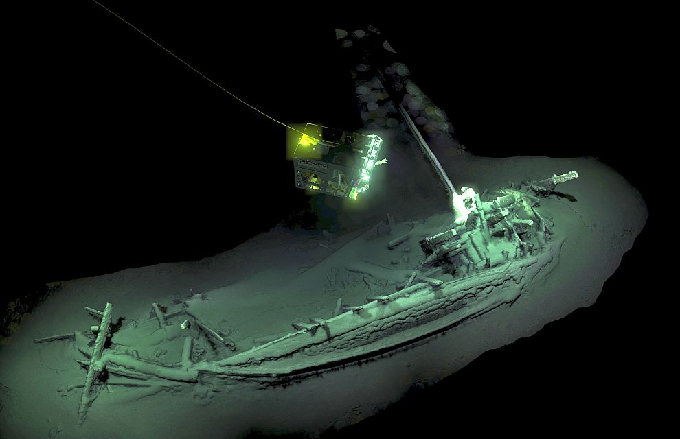 Археолози откриха в Черно море потъналите останки на най-древния неповреден кораб в света