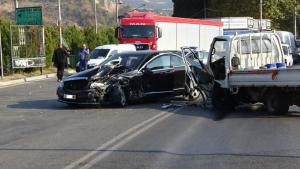 Челен удар между лек автомобил и камион край Кресна