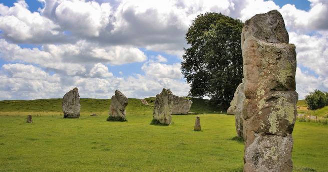 Най големият праисторически мегалитен комплекс в Европа е Ейвбъри Той се